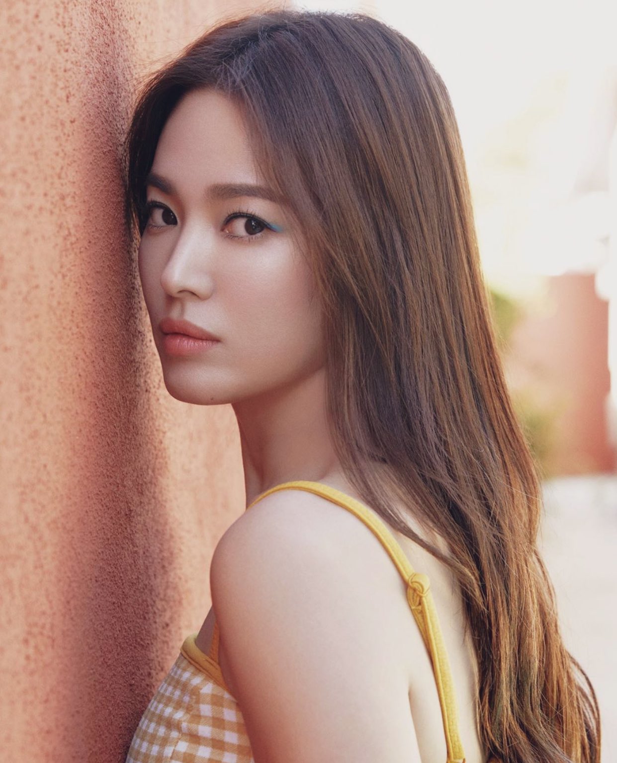 Song Hye Kyo mặc váy hai dây tuyệt đẹp, tôn &quot;bờ vai mắc áo&quot; cực phẩm - Ảnh 5.