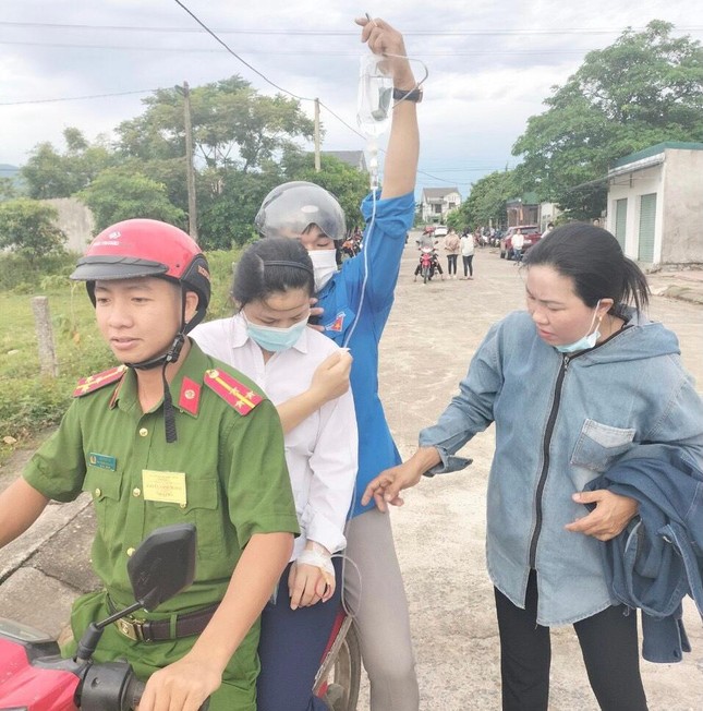Em Hồng Nhung được cảnh sát, tình nguyện viên hỗ trợ đưa vào phòng thi - Ảnh: Tiền phong
