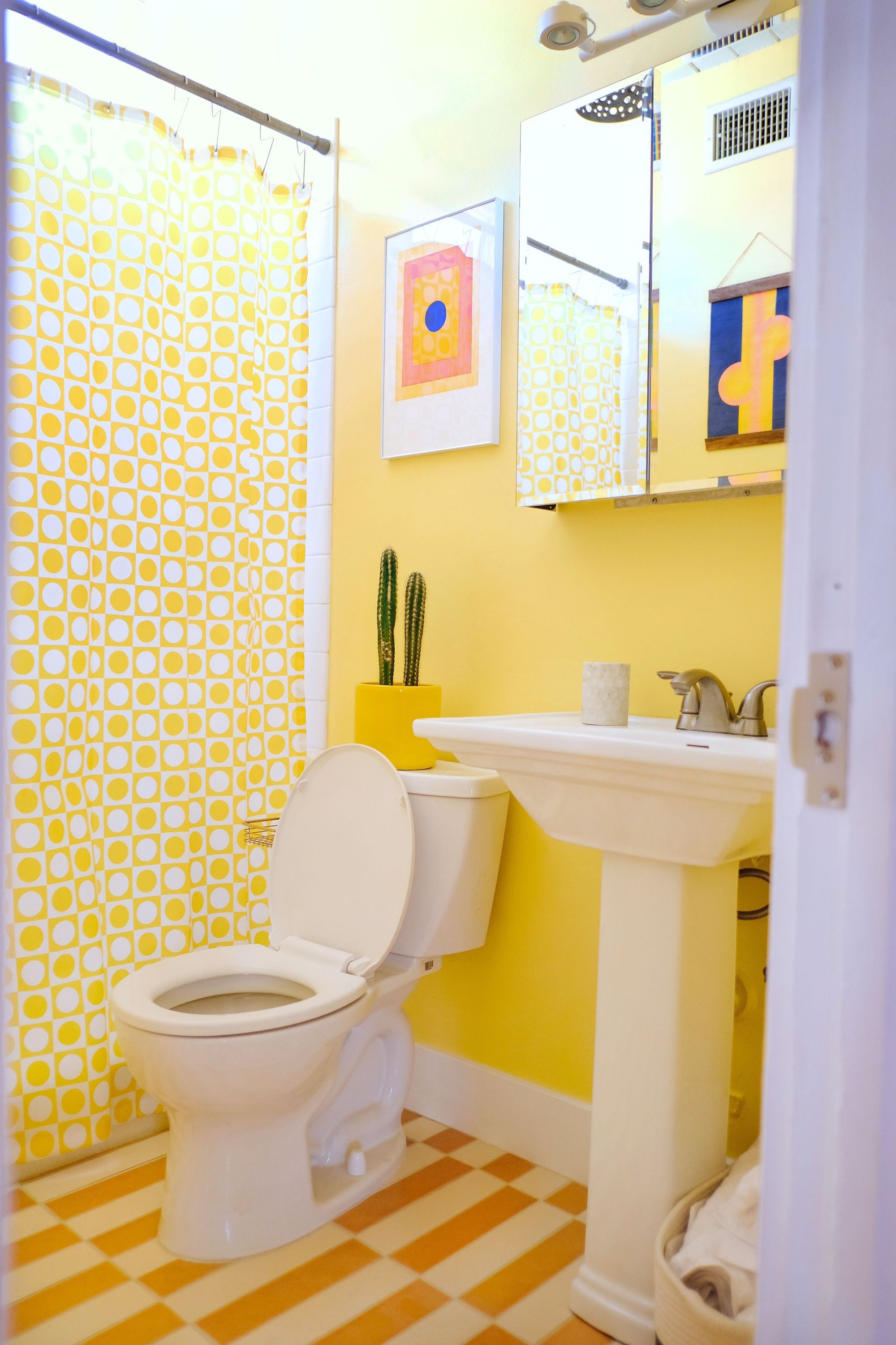 Bí quyết cho căn phòng tắm luôn tươi sáng, sinh động là bổ sung gam màu vàng nắng - Ảnh 1.