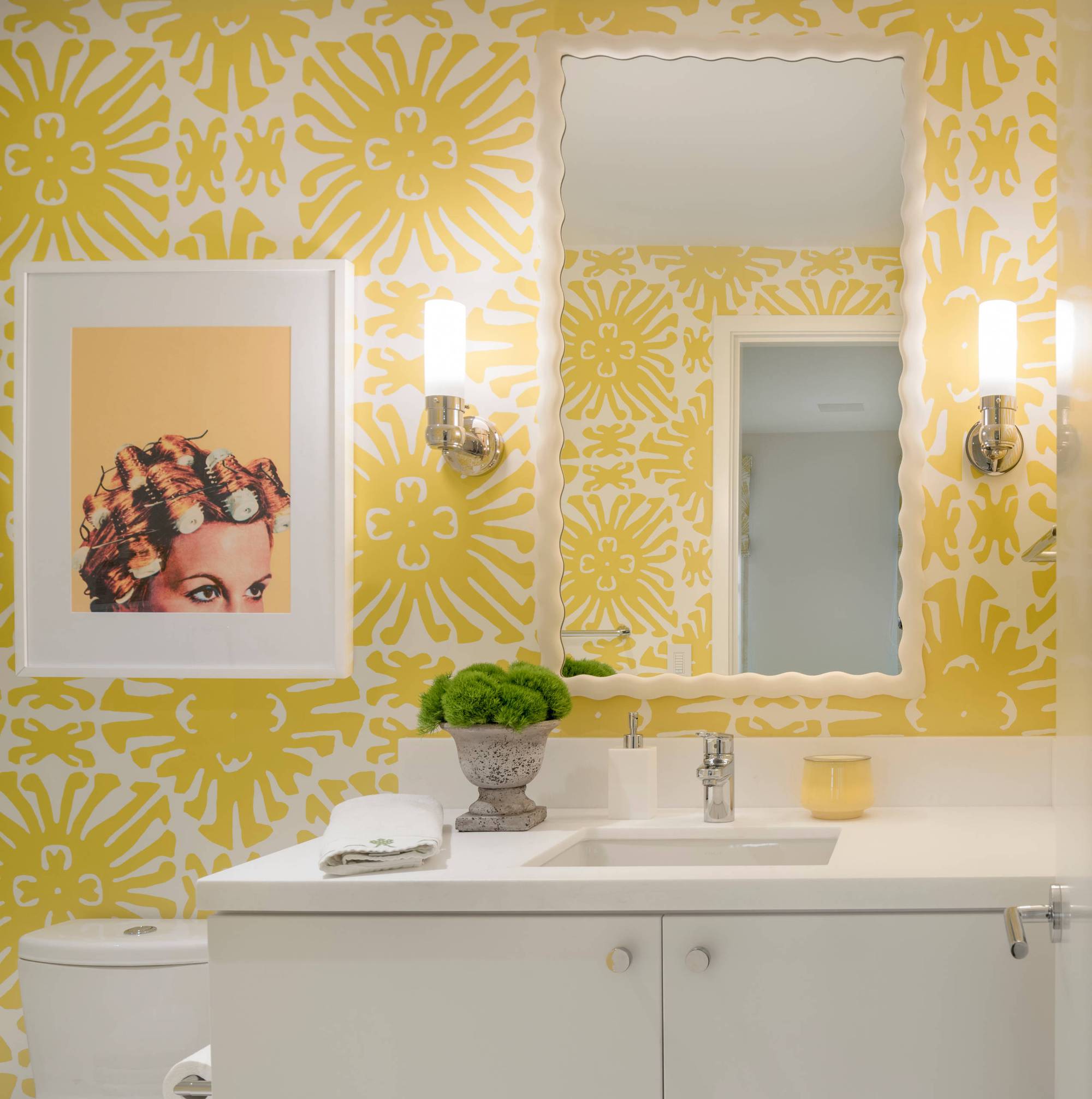 Bí quyết cho căn phòng tắm luôn tươi sáng, sinh động là bổ sung gam màu vàng nắng - Ảnh 5.