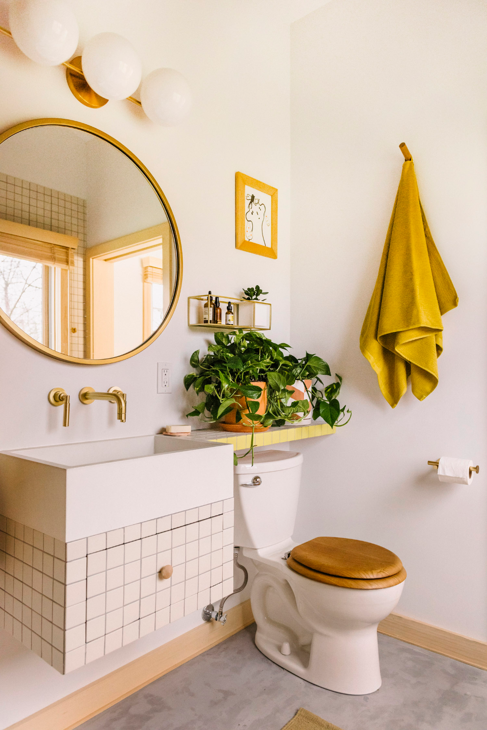 Bí quyết cho căn phòng tắm luôn tươi sáng, sinh động là bổ sung gam màu vàng nắng - Ảnh 6.