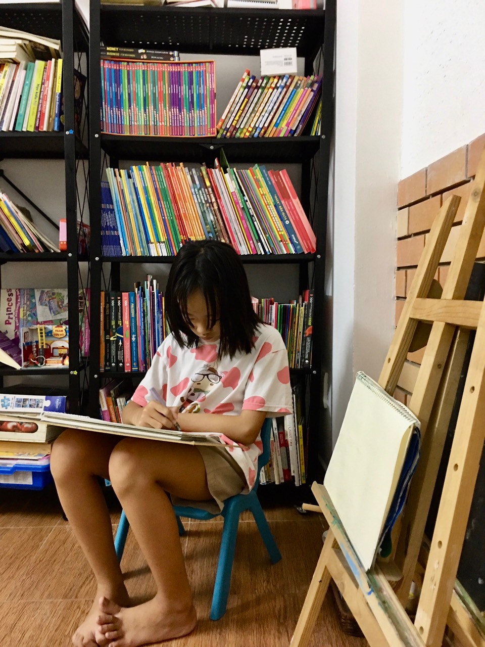 Bà mẹ ở TP.HCM nhận &quot;bão like&quot; vì mở phòng đọc miễn phí cho trẻ em: Bật mí bí quyết giúp con mê sách từ năm 2 tuổi - Ảnh 3.