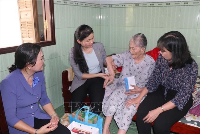 Lãnh đạo Hội LHPNVN thăm Mẹ Việt Nam anh hùng, gia đình người có công tại Long An - Ảnh 1.