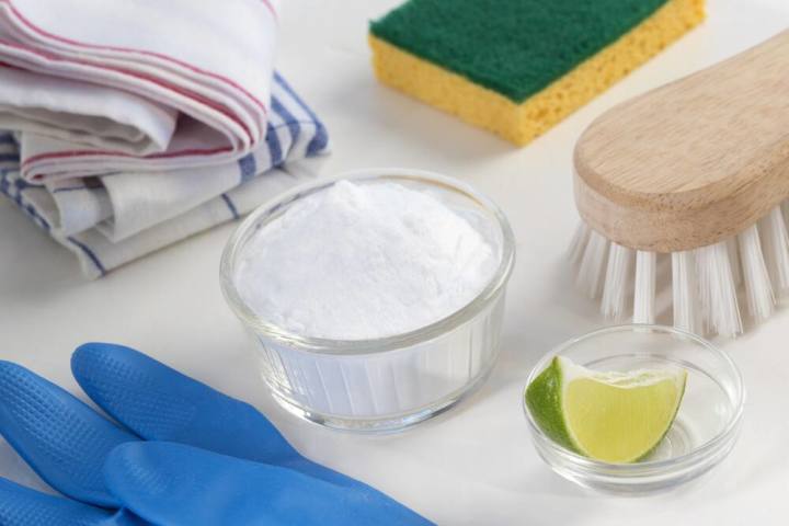 Đừng dùng nước rửa chén để làm sạch hộp nhựa bám mỡ, thêm 1 nhúm muối là sạch bong kin kít - Ảnh 1.