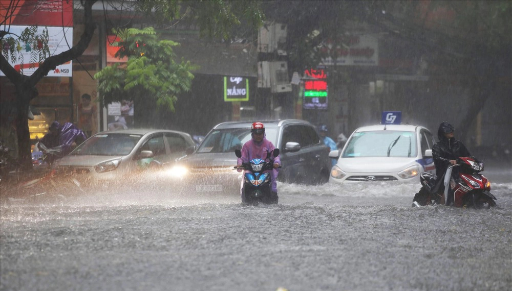 Bão số 2 di chuyển nhanh, hướng vào khu vực Đông Bắc Bộ, Hà Nội ra công điện khẩn cấp ứng phó - Ảnh 3.