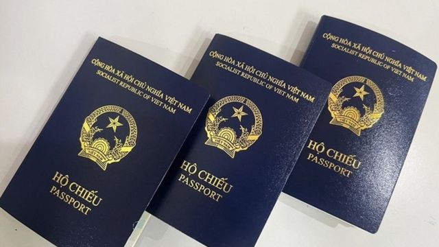 Bộ Ngoại giao nói về hướng xử lý hộ chiếu mới của Việt Nam  - Ảnh 1.