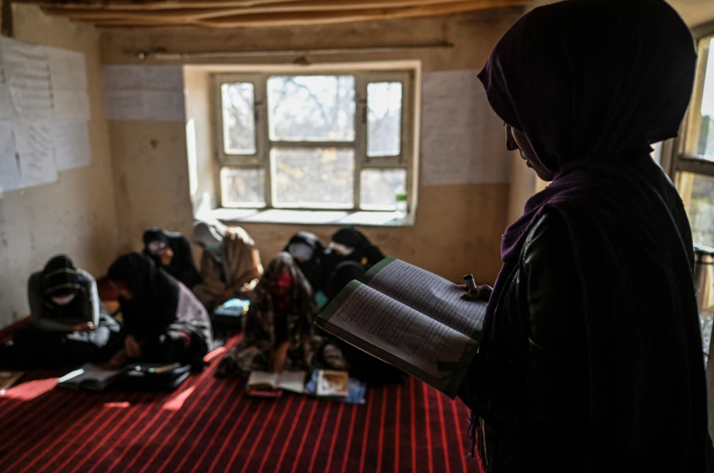 Phụ nữ Afghanistan đang sống ngược thời đại sau 1 năm mất đi tự do: &quot;Biến mất&quot; trên đường phố, tương lai ngày càng mù mịt - Ảnh 3.