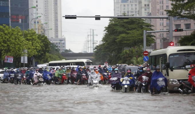Sau trận mưa “kỷ lục” từ đêm đến sáng, mưa tại Hà Nội kéo dài đến bao giờ? - Ảnh 3.