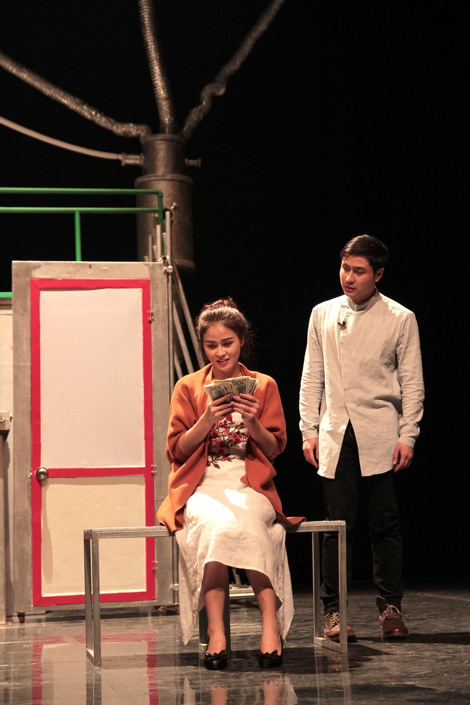 Không chỉ tình tứ trên phim, Thanh Sơn - Lương Thu Trang còn cực đẹp đôi trên sân khấu       - Ảnh 3.