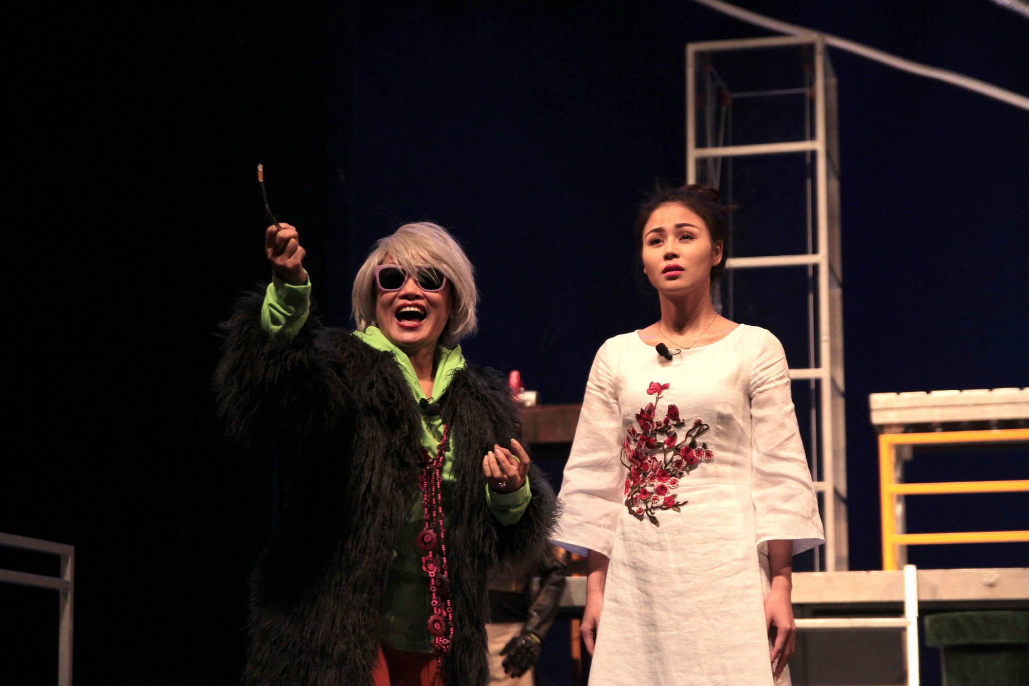 Không chỉ tình tứ trên phim, Thanh Sơn - Lương Thu Trang còn cực đẹp đôi trên sân khấu       - Ảnh 4.