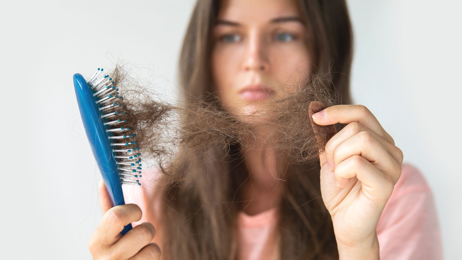Rụng tóc nhiều ở nữ tuổi 17 có sao không? Cách khắc phục - Ảnh 1.