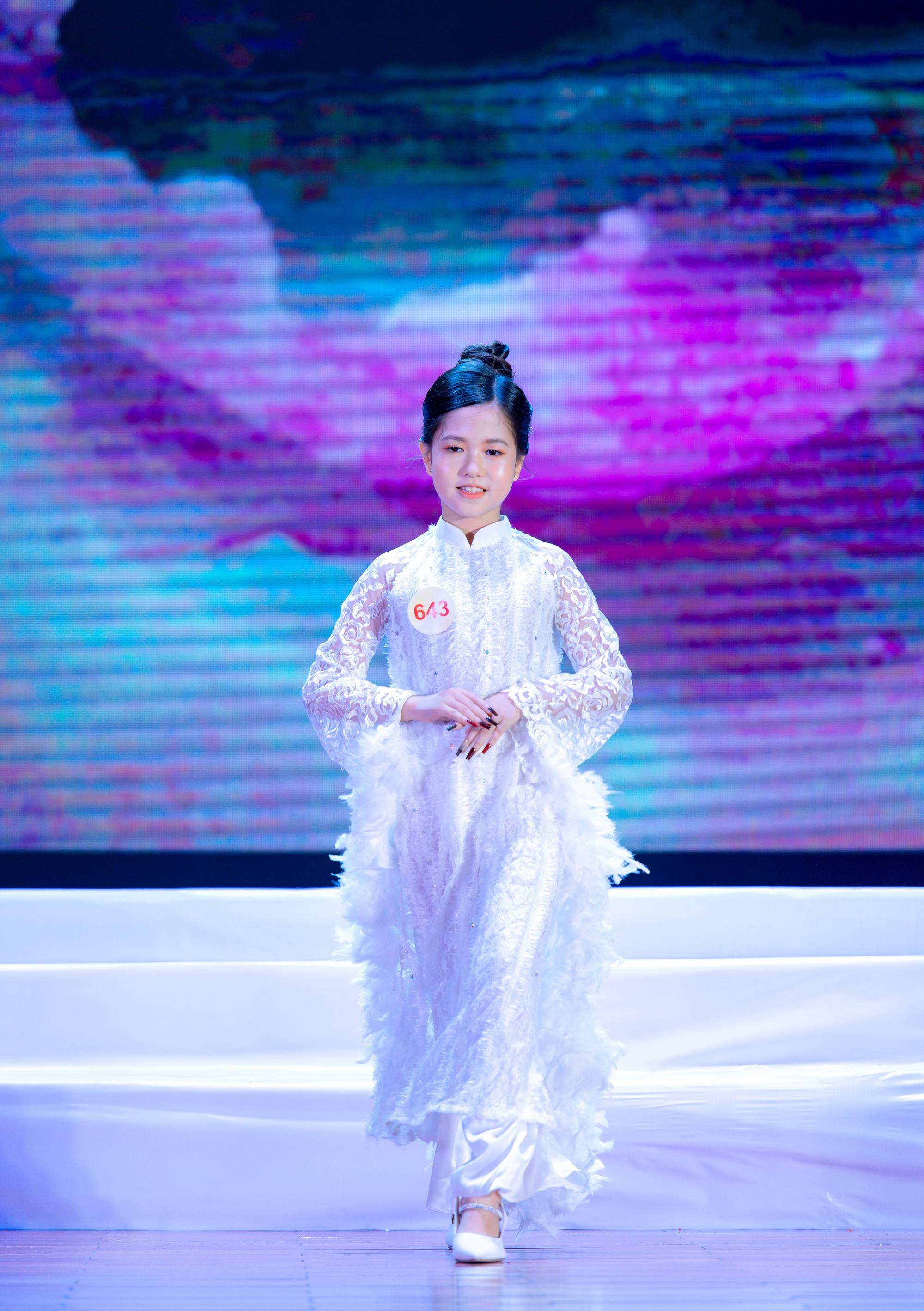 Những bộ Áo Dài Trẻ em Việt Nam được thiết kế tinh tế, tôn lên vẻ đẹp dịu dàng và tự tin của tất cả các bé. Hãy khám phá những trang phục truyền thống đầy màu sắc và hiện đại tại đây!