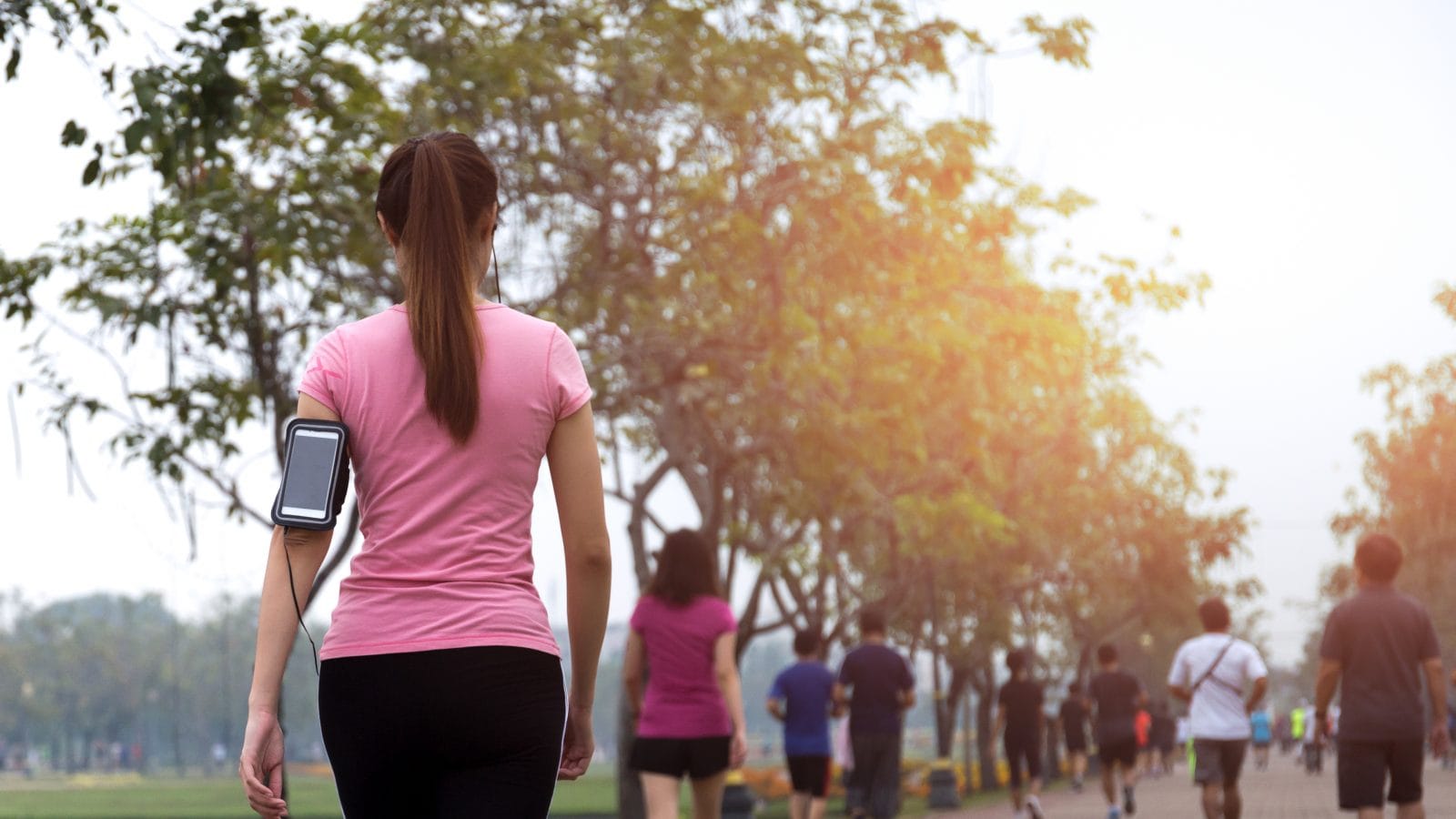 Cách đi bộ sau bữa ăn có thể giúp giảm lượng đường trong máu, giải phóng &quot;hormone hạnh phúc&quot; - Ảnh 3.