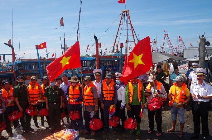 Hải quân Việt Nam làm điểm tựa hỗ trợ ngư dân vươn khơi bám biển  - Ảnh 2.