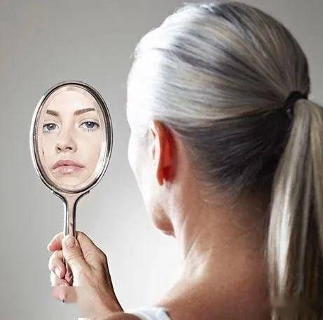 Nếu còn trẻ mà đã có tóc bạc thì cơ thể rất dễ thiếu vitamin này: Làm ngay 5 việc để ngăn ngừa tóc trắng xuất hiện - Ảnh 6.