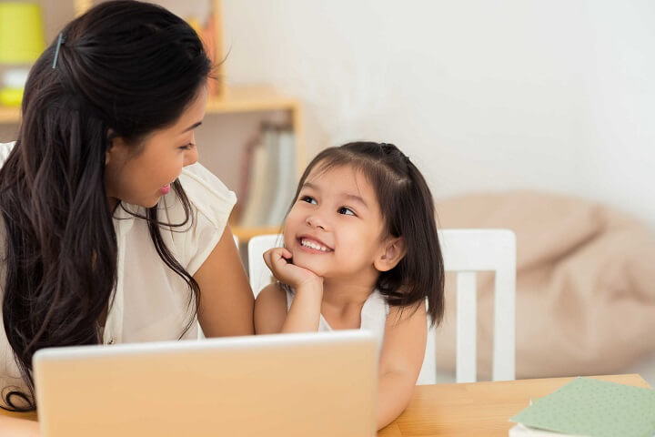 6 cách cha mẹ giao tiếp giúp trẻ hiểu chuyện và thông minh, cách thứ 5 càng áp dụng nhiều con càng ngoan - Ảnh 1.
