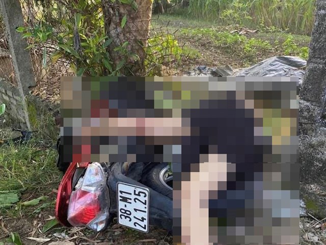 Hà Tĩnh: Phát hiện thi thể của một người phụ nữ tử vong nằm đè trên xe máy - Ảnh 1.