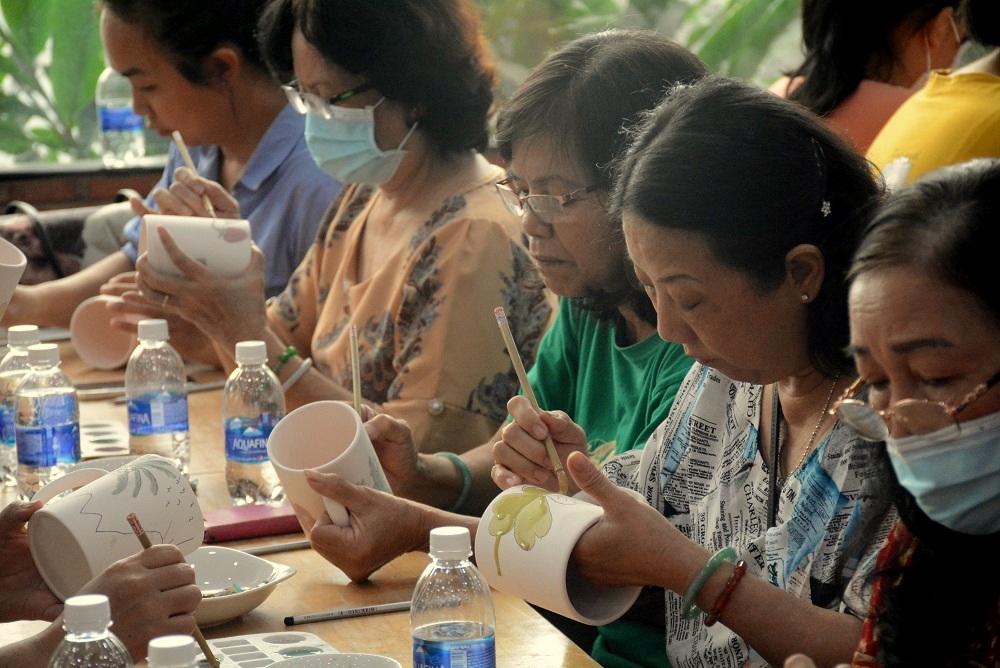 Ngày hội vẽ gốm gây quỹ hỗ trợ phụ nữ khó khăn trên địa bàn tỉnh Bình Dương.