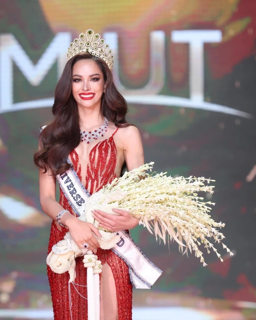 Tân Hoa hậu Hoàn vũ Thái Lan: Xuất thân trong gia đình bố làm công nhân vệ sinh, là đối thủ nặng ký của Ngọc Châu tại Miss Universe 2022 - Ảnh 2.