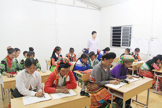 Học viên hoàn thành chương trình xóa mù chữ được xét vào học THCS - Ảnh 1.
