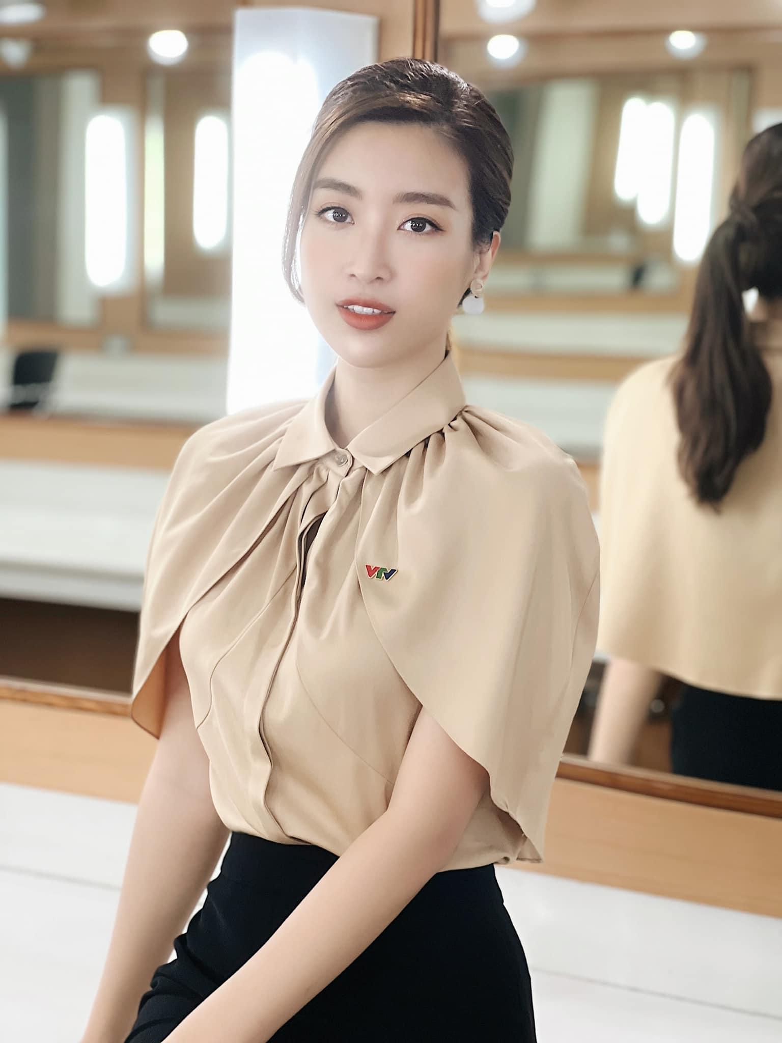 Soi style dàn Hoa – Á hậu khi làm biên tập viên, toàn diện váy áo thanh lịch và tôn dáng - Ảnh 1.