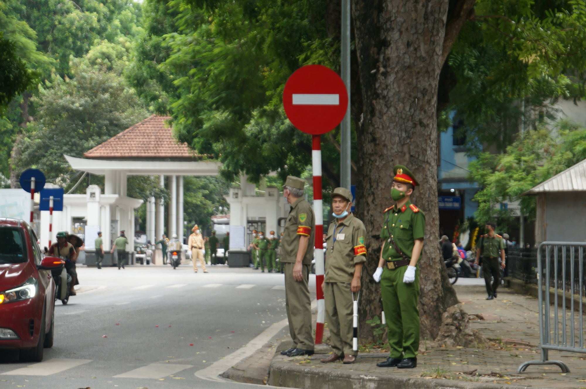 Nghiêm trang đón chờ thi hài 3 chiến sĩ về nhà tang lễ - Ảnh 5.