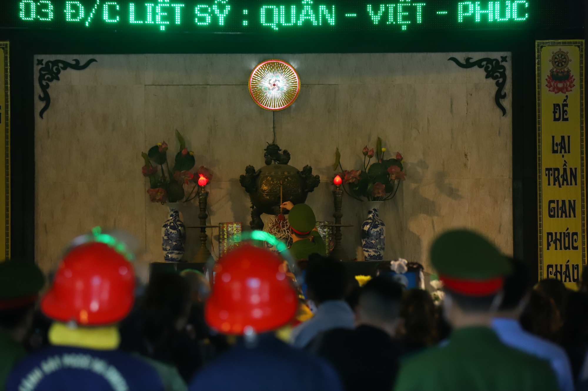 Những hình ảnh xúc động trong lễ tang 3 chiến sĩ PCCC hy sinh khi làm nhiệm vụ cứu người ở Hà Nội - Ảnh 1.