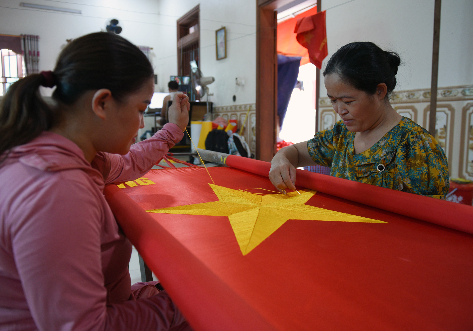 Thăm làng nghề truyền thống chuyên may cờ Tổ quốc trước ngày Quốc khánh 2/9 - Ảnh 5.