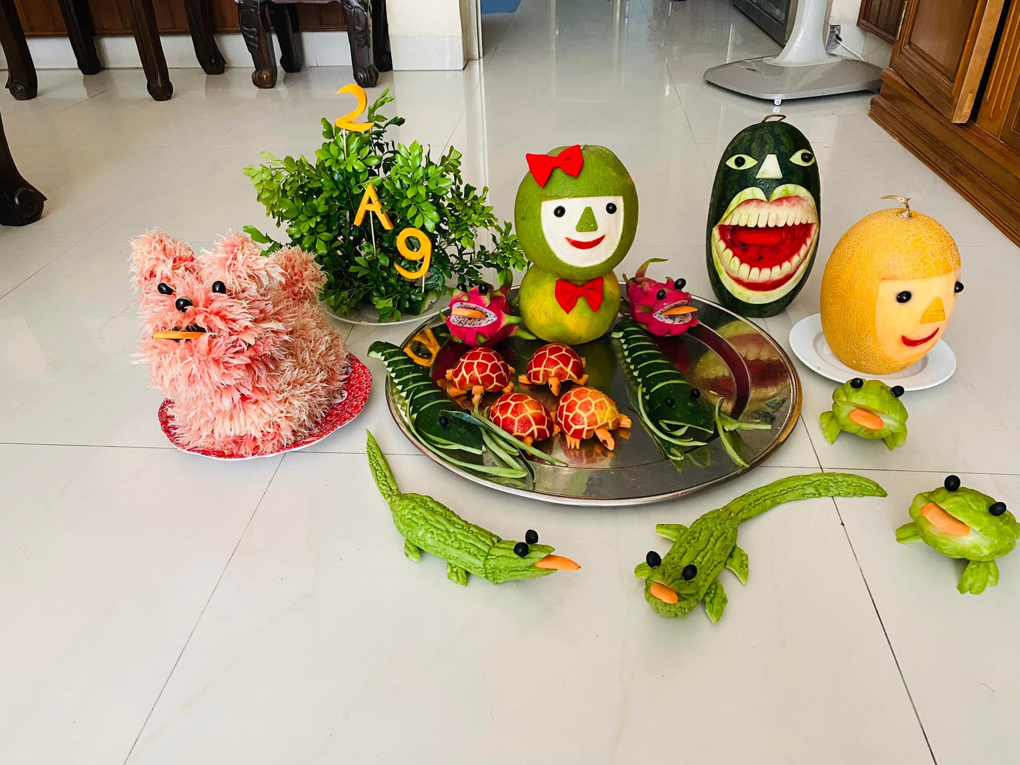 Hand-carved fruit sculpting for the Mid-Autumn festival, the former office worker caused a storm because of a series of humorous works - Photo 2.