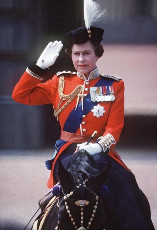 Young beauty of the Queen of England - Photo 2.