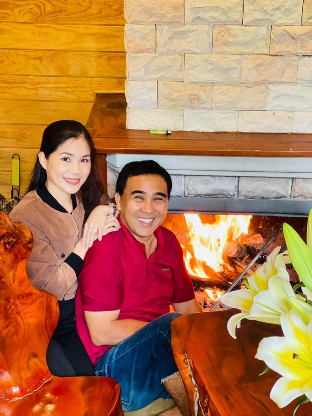 20 năm hôn nhân của MC Quyền Linh và vợ doanh nhân: Viên mãn và niềm hạnh phúc bên 2 ái nữ - Ảnh 3.