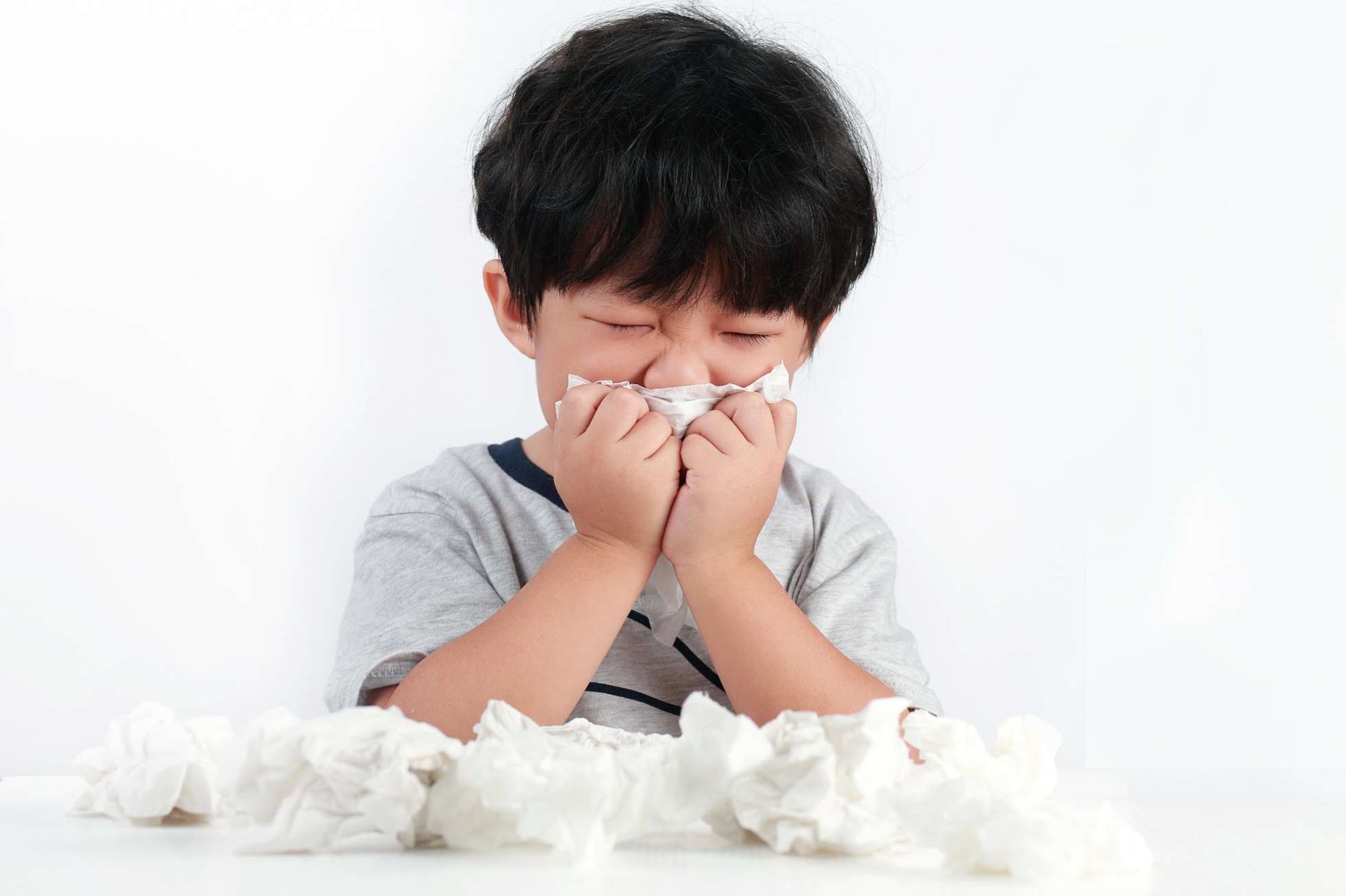 Những sai lầm làm trẻ mắc bệnh tai mũi họng khi giao mùa - Ảnh 2.
