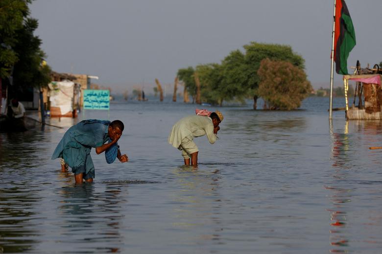 Lũ lụt chưa từng có ở Pakistan: Hơn 1/3 diện tích quốc gia chìm dưới nước - Ảnh 4.