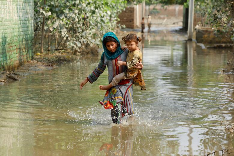 Lũ lụt chưa từng có ở Pakistan: Hơn 1/3 diện tích quốc gia chìm dưới nước - Ảnh 6.