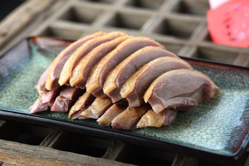 cach-luoc-vit-ngon-lai-thom-nuc-chang-con-mui-hoi-ai-an-cung-thich-jinling-signature-salted-duck_800x0_crop_800x800_c-1528450676-894-width800height533.jpg