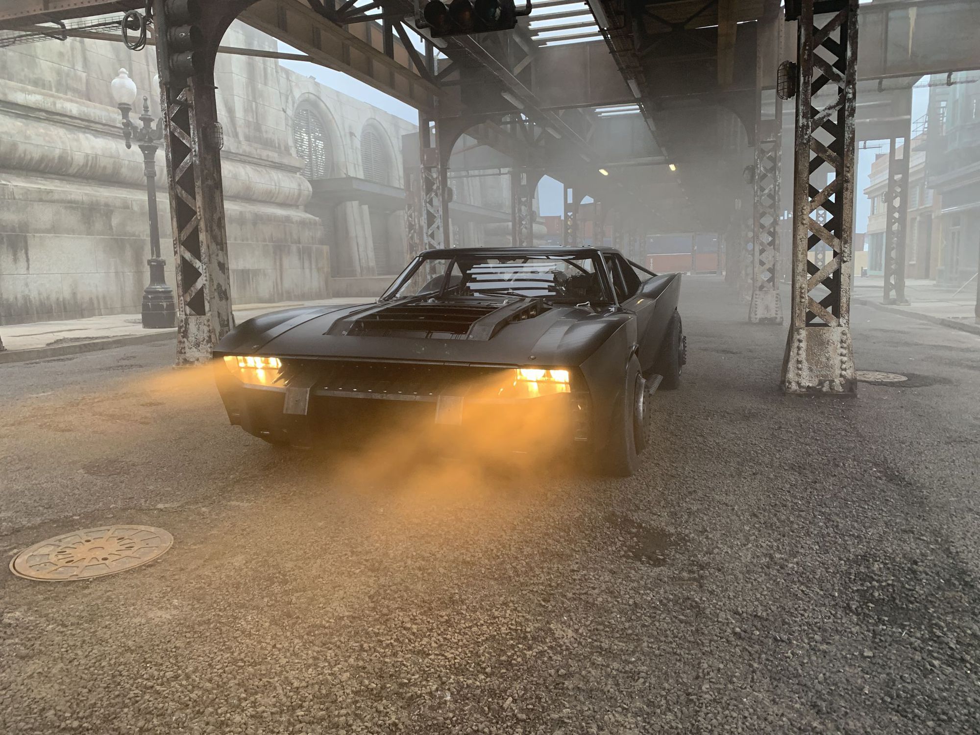 Hé lộ công đoạn công phu chế tạo Batmobile mới cho Người Dơi: Thử nghiệm khắc nghiệt như xe thật, động cơ lắp từ 300 linh kiện khác nhau - Ảnh 2.