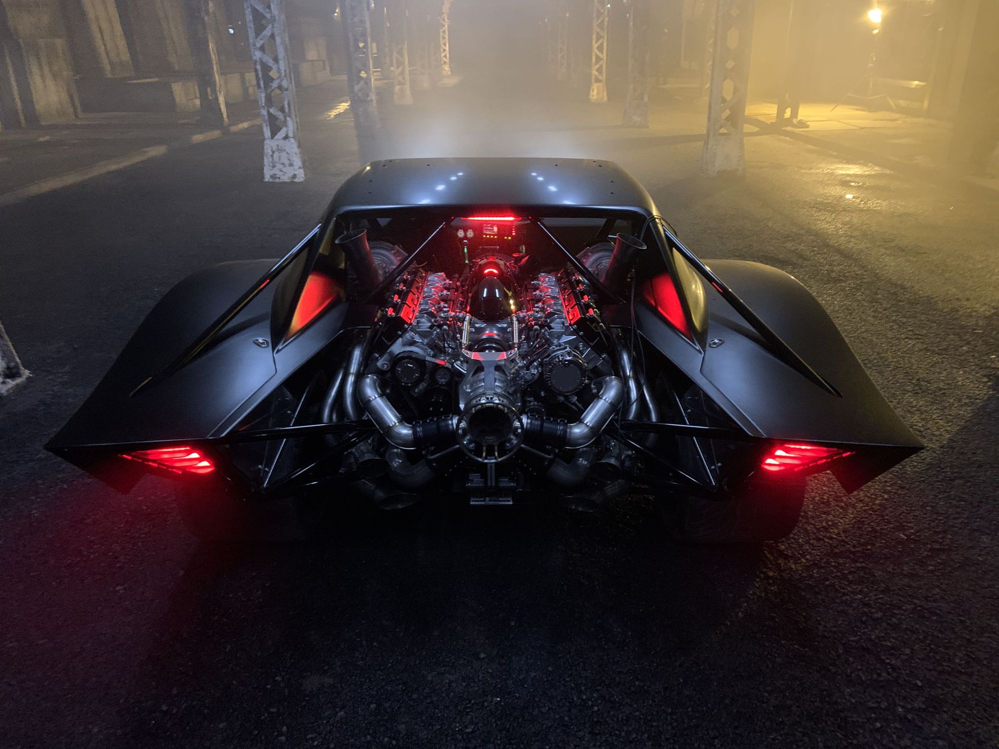 Hé lộ công đoạn công phu chế tạo Batmobile mới cho Người Dơi: Thử nghiệm khắc nghiệt như xe thật, động cơ lắp từ 300 linh kiện khác nhau - Ảnh 5.