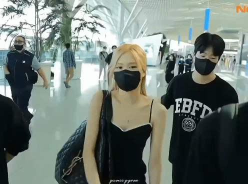 Tình cảnh một trời một vực của đôi bạn thân Rosé (BLACKPINK) - Kim Go Eun tại sân bay - Ảnh 5.