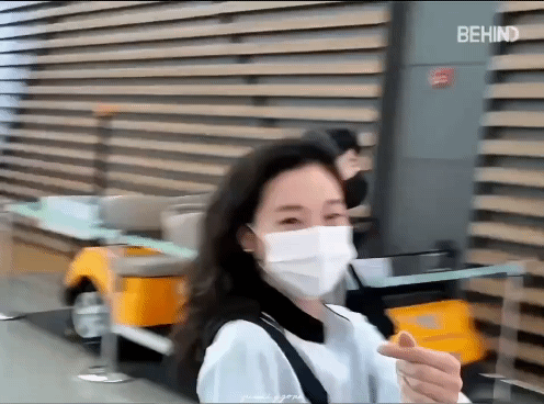 Tình cảnh một trời một vực của đôi bạn thân Rosé (BLACKPINK) - Kim Go Eun tại sân bay - Ảnh 8.