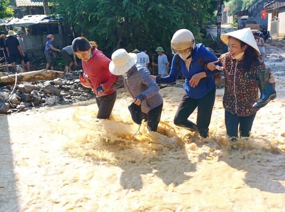 Thương cảm cảnh giáo viên lội bùn, vượt lũ vào điểm trường đón học sinh - Ảnh 11.