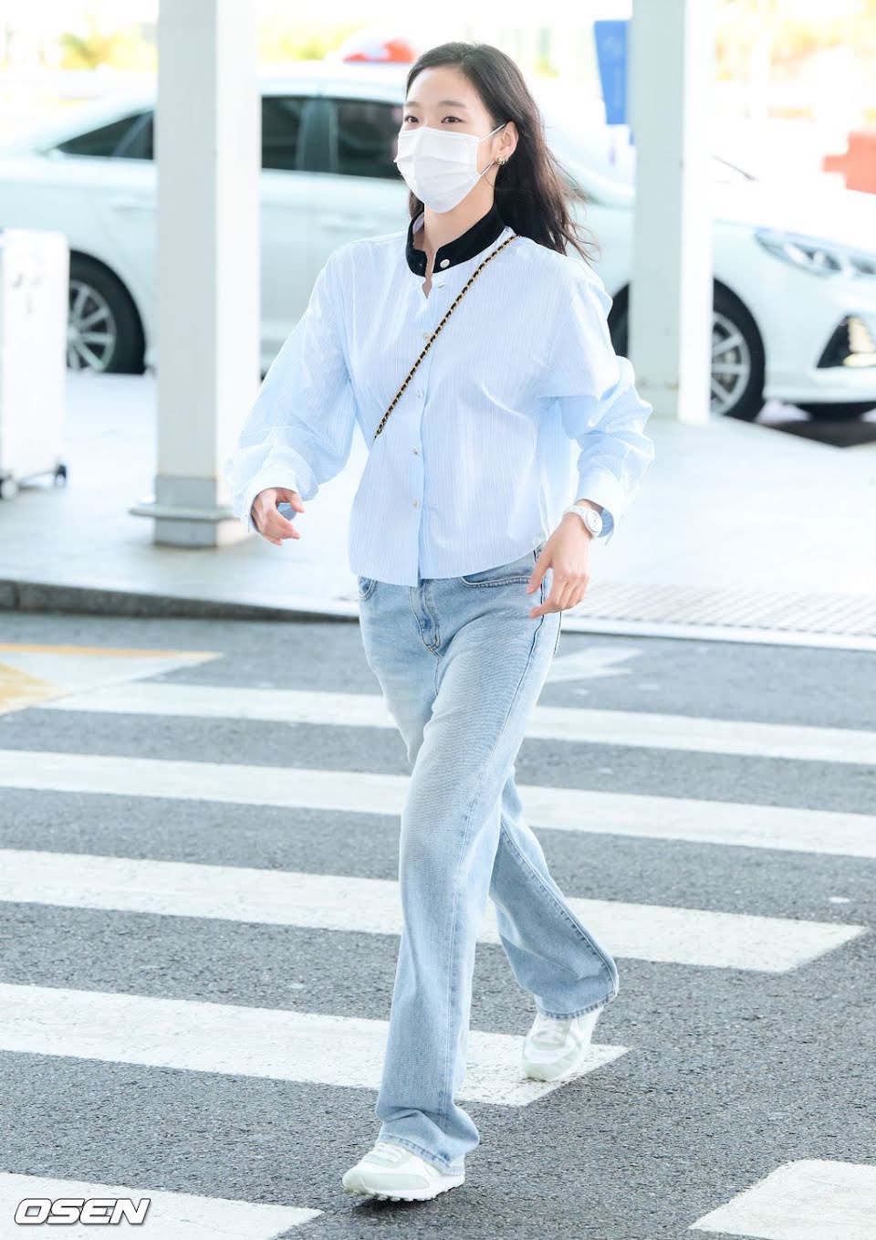 Tình cảnh một trời một vực của đôi bạn thân Rosé (BLACKPINK) - Kim Go Eun tại sân bay - Ảnh 3.