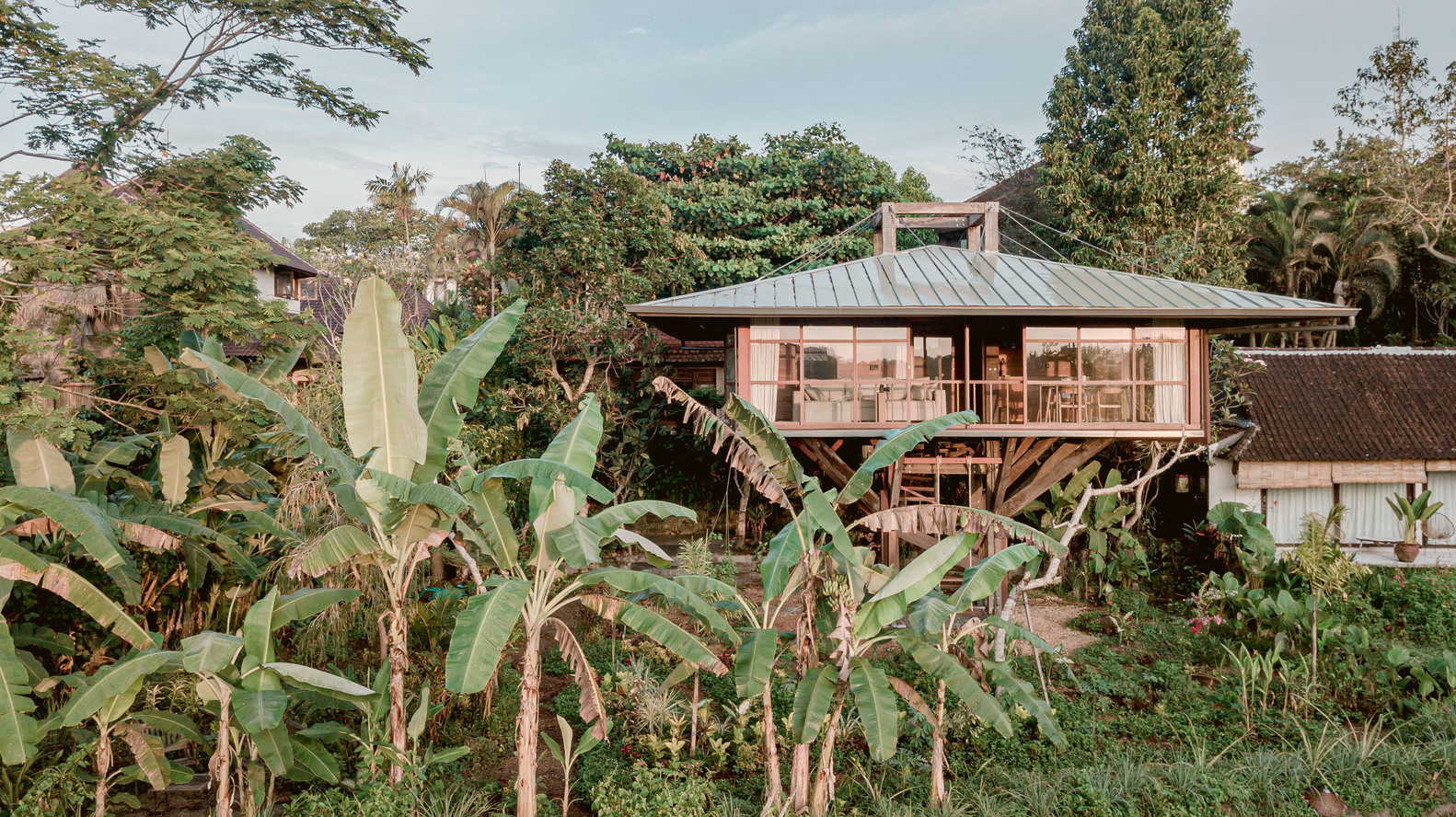 Ngôi nhà gỗ hình cái cây độc đáo ở Bali, nằm lọt thỏm giữa khu vườn nhiệt đới đầy bình yên - Ảnh 10.