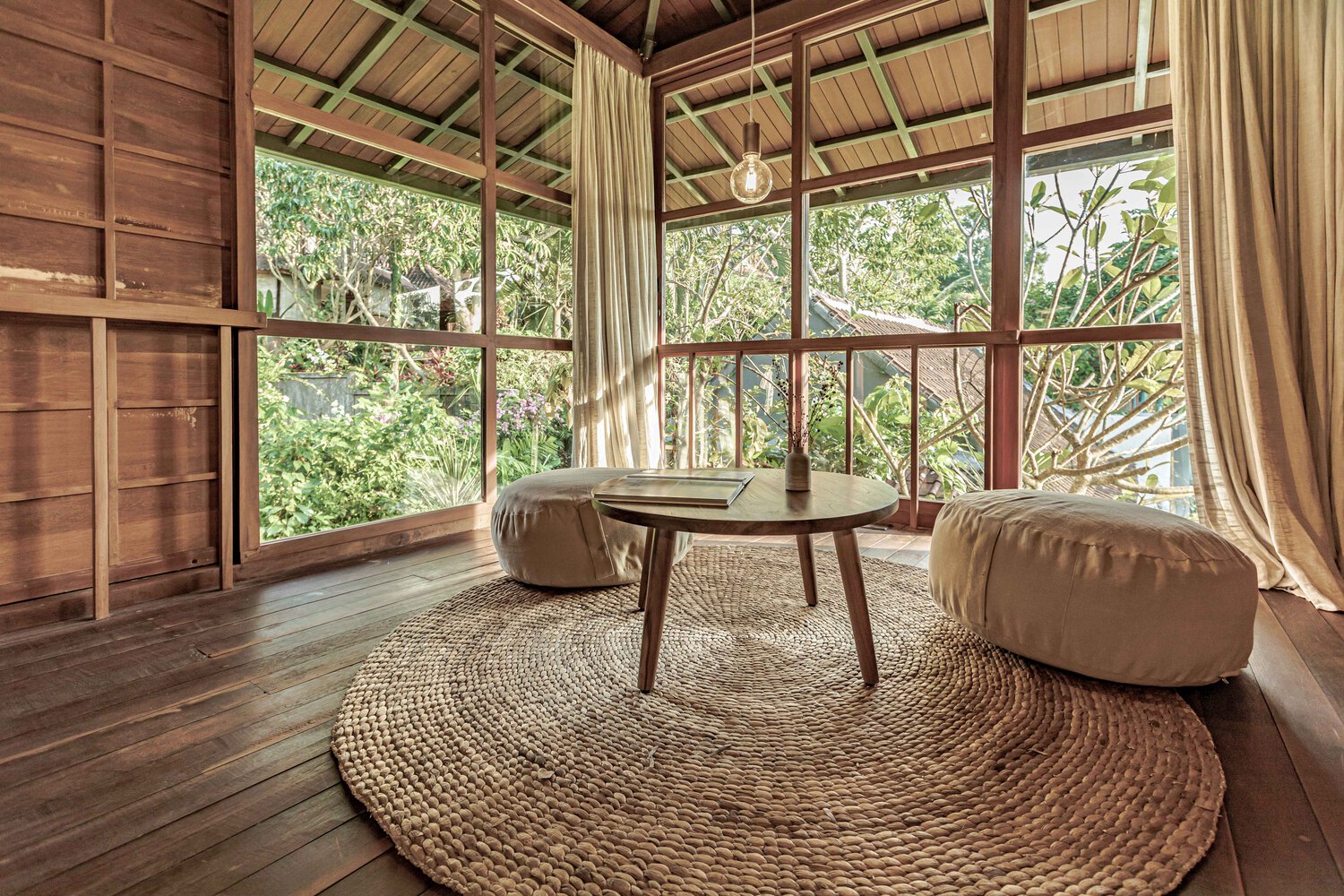 Ngôi nhà gỗ hình cái cây độc đáo ở Bali, nằm lọt thỏm giữa khu vườn nhiệt đới đầy bình yên - Ảnh 3.