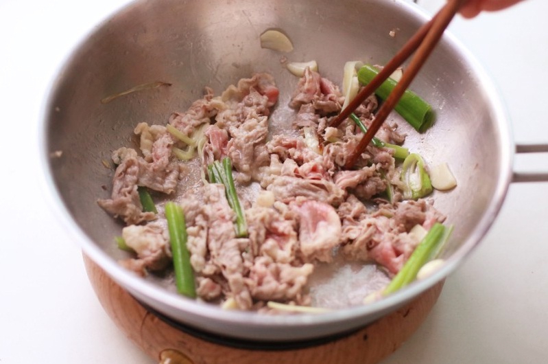 Học người Hàn cách làm thịt xào giá đỗ lạ miệng ngon cơm - Ảnh 6.