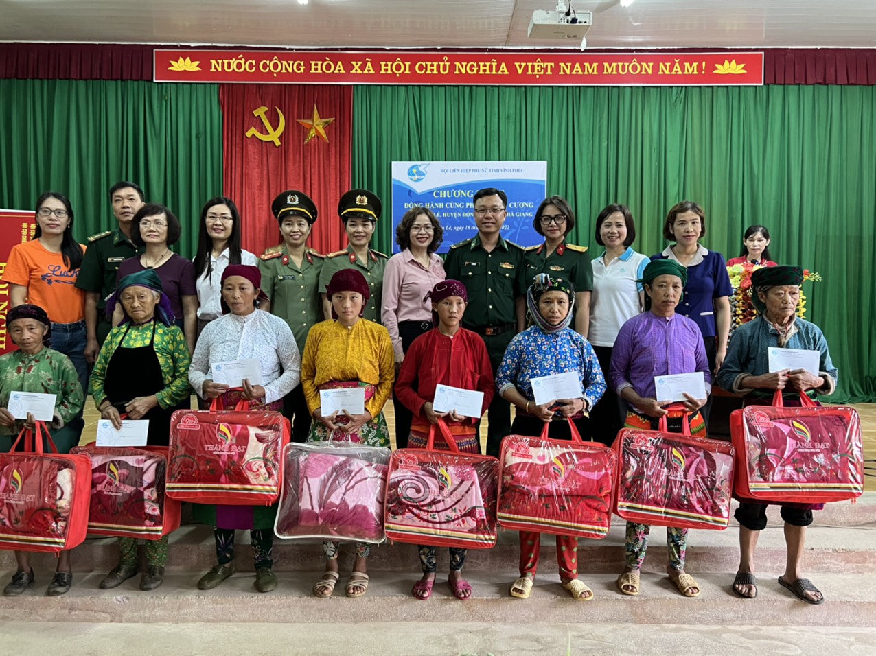 Trao tặng 3 mô hình sinh kế cho phụ nữ nghèo ở xã biên giới Hà Tĩnh   Vietnamvn