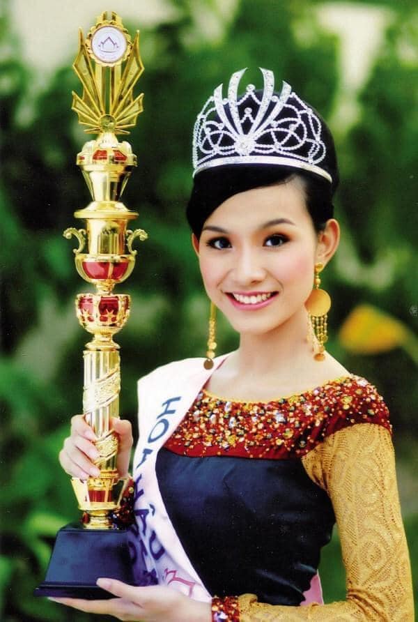 Cuộc sống viên mãn bên chồng và 3 con của Hoa hậu Hoàn Vũ đầu tiên của Việt Nam - Ảnh 1.