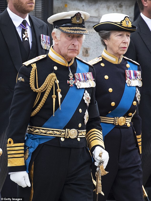 Chùm ảnh: Khoảnh khắc xúc động của Hoàng gia Anh khi tiễn đưa Nữ hoàng - Ảnh 2.