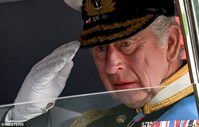 Chùm ảnh: Khoảnh khắc xúc động của Hoàng gia Anh khi tiễn đưa Nữ hoàng - Ảnh 10.