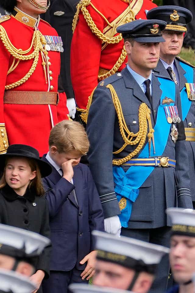 Chùm ảnh: Khoảnh khắc xúc động của Hoàng gia Anh khi tiễn đưa Nữ hoàng - Ảnh 38.