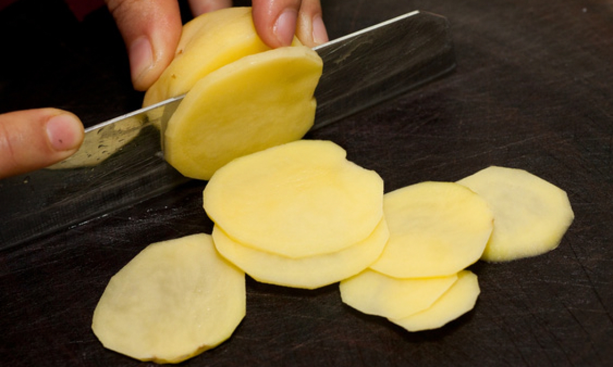 6 lợi ích làm đẹp bất ngờ từ củ khoai tây không phải ai cũng biết - Ảnh 3.